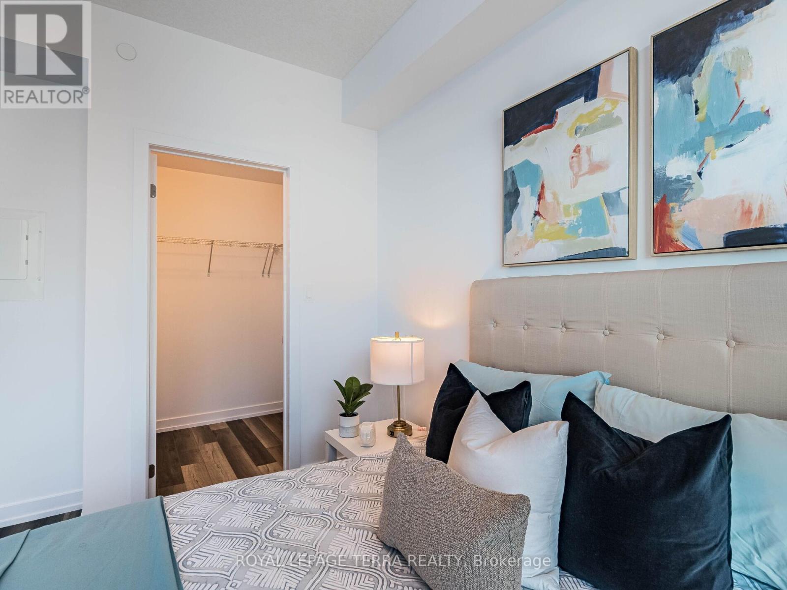 #906 -460 DUNDAS ST, #906
