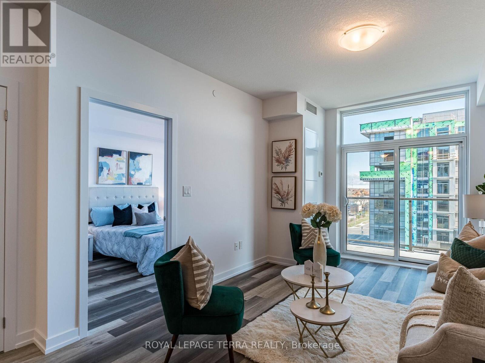 #906 -460 DUNDAS ST, #906