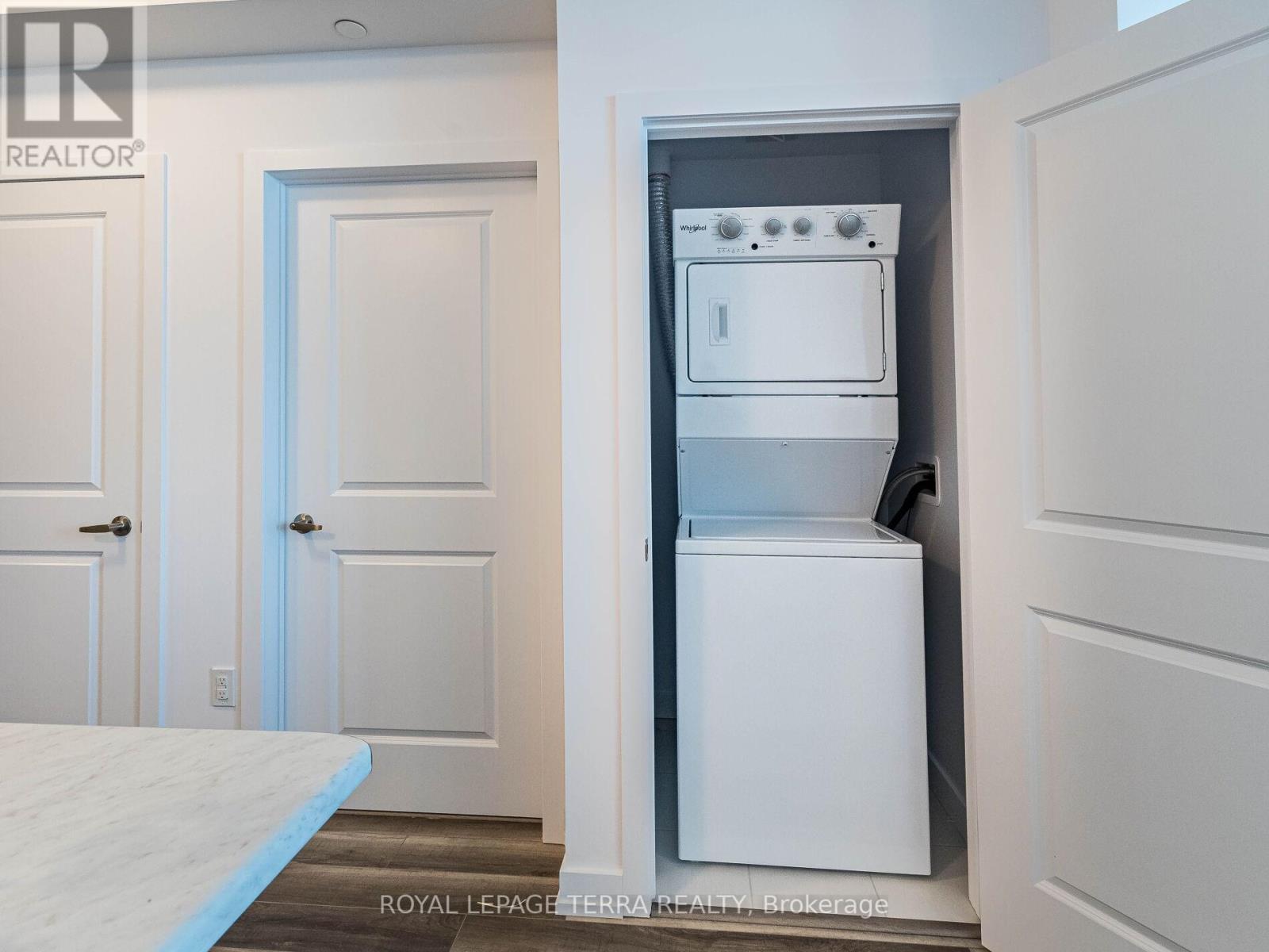 #906 -460 DUNDAS ST, #906