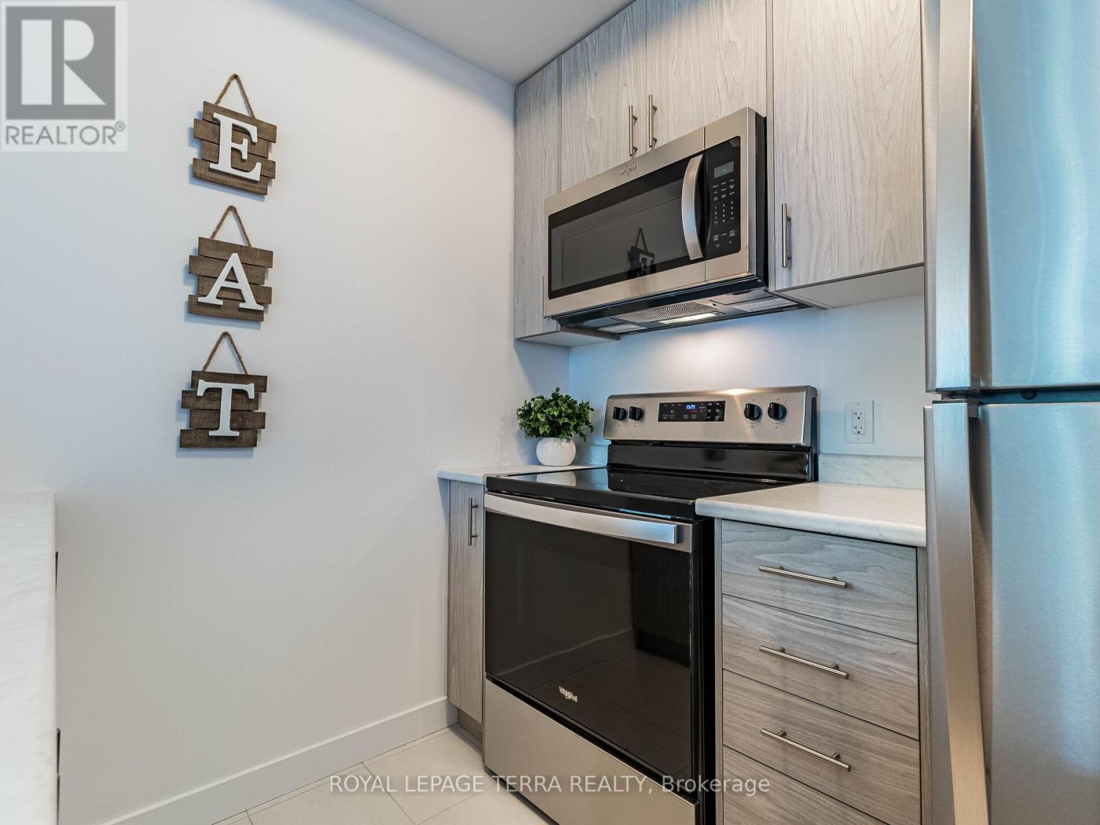 #906 -460 DUNDAS ST, #906
