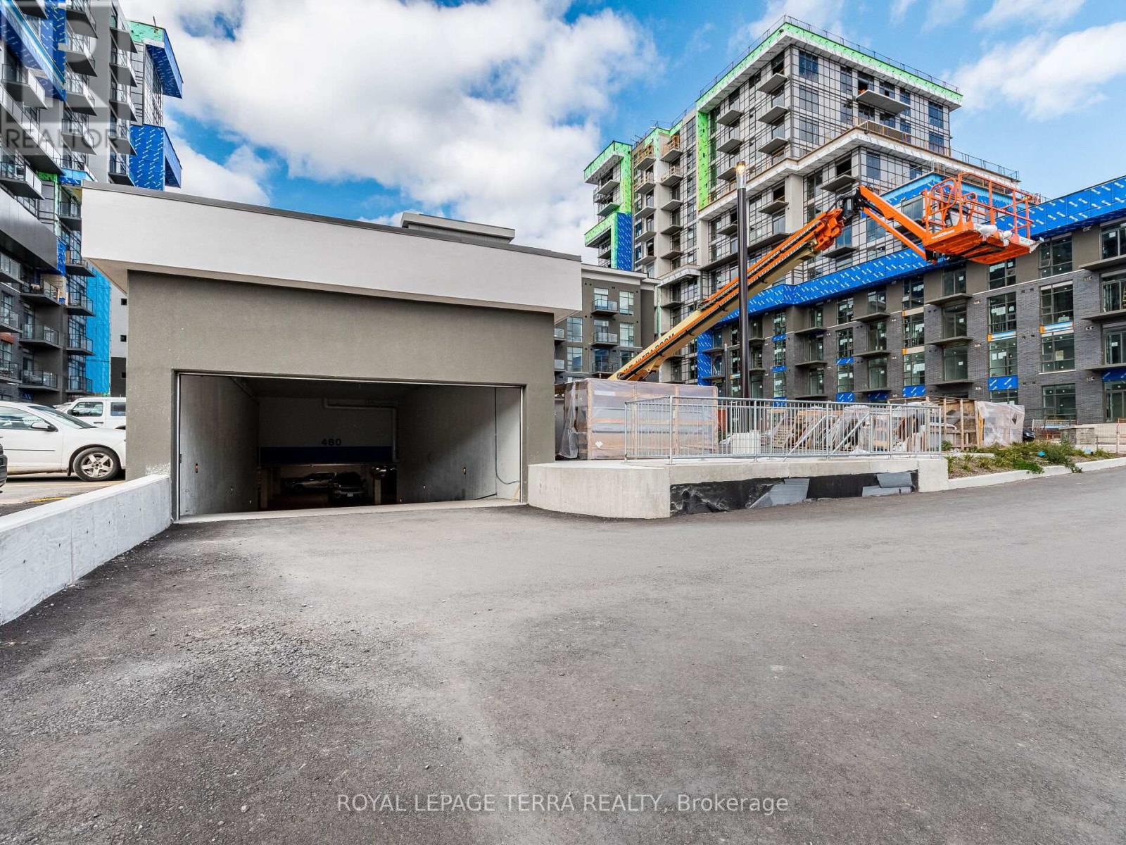 #906 -460 DUNDAS ST, #906
