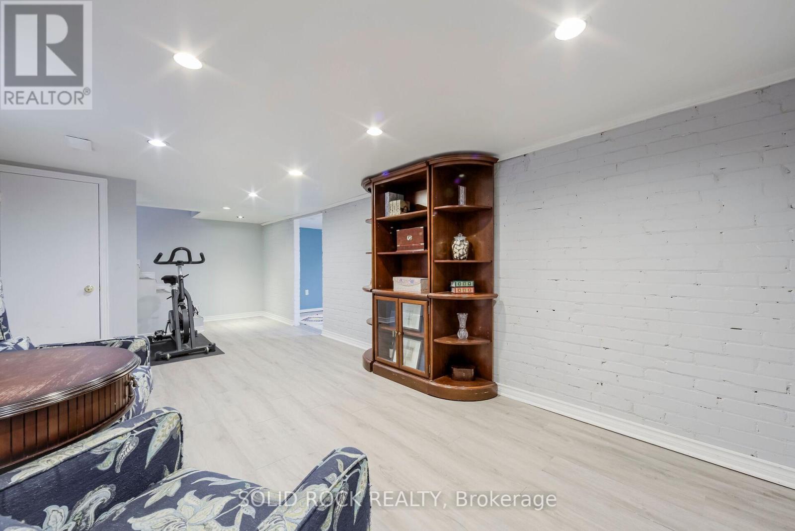 233 HENRY VILLA DR