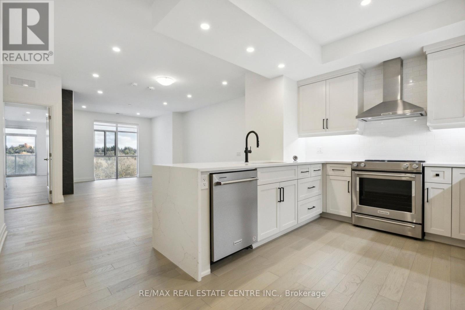 #602 -71 WYNDHAM ST S, #602