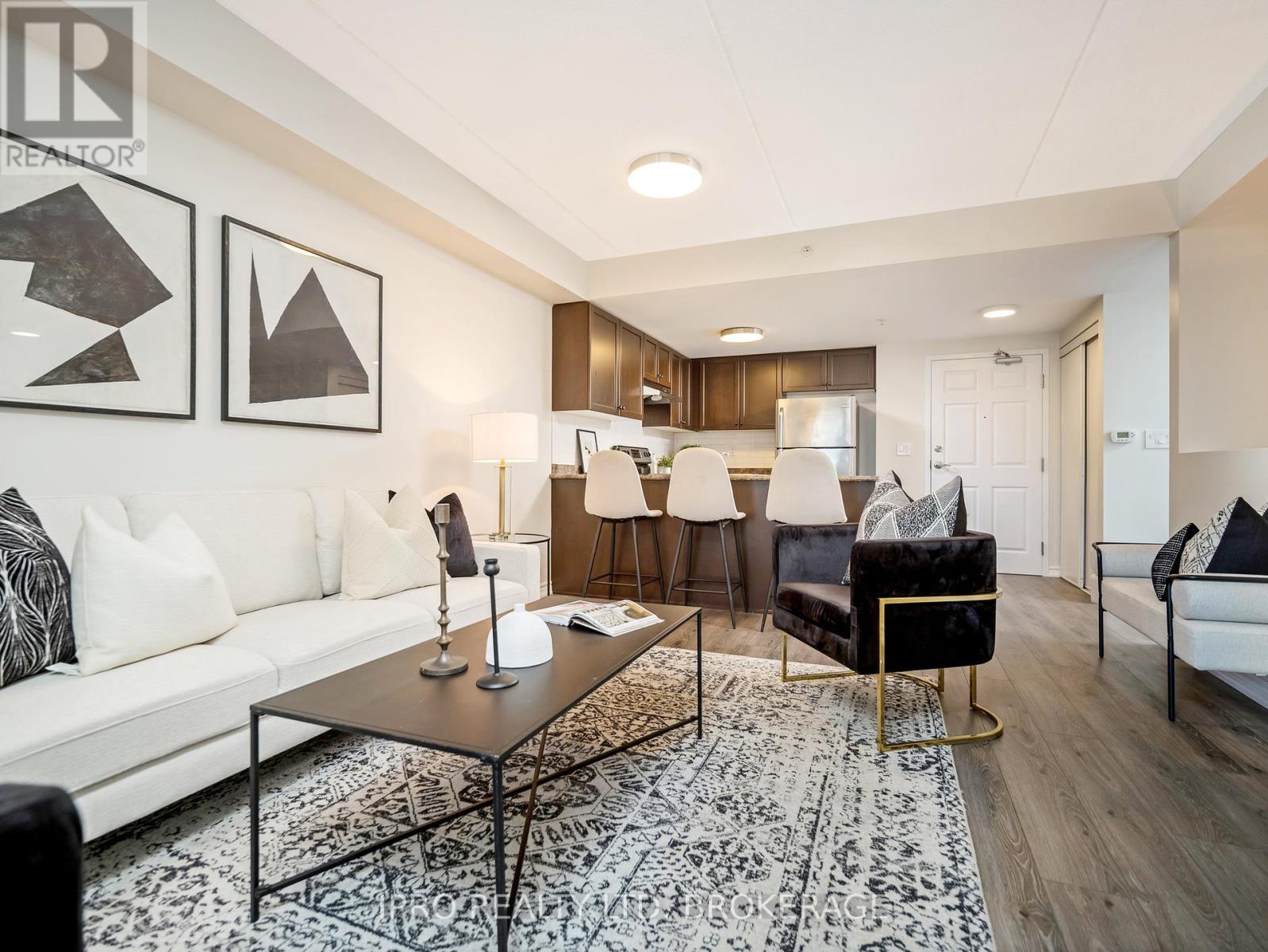 #111 -60 LYNNMORE ST, #111