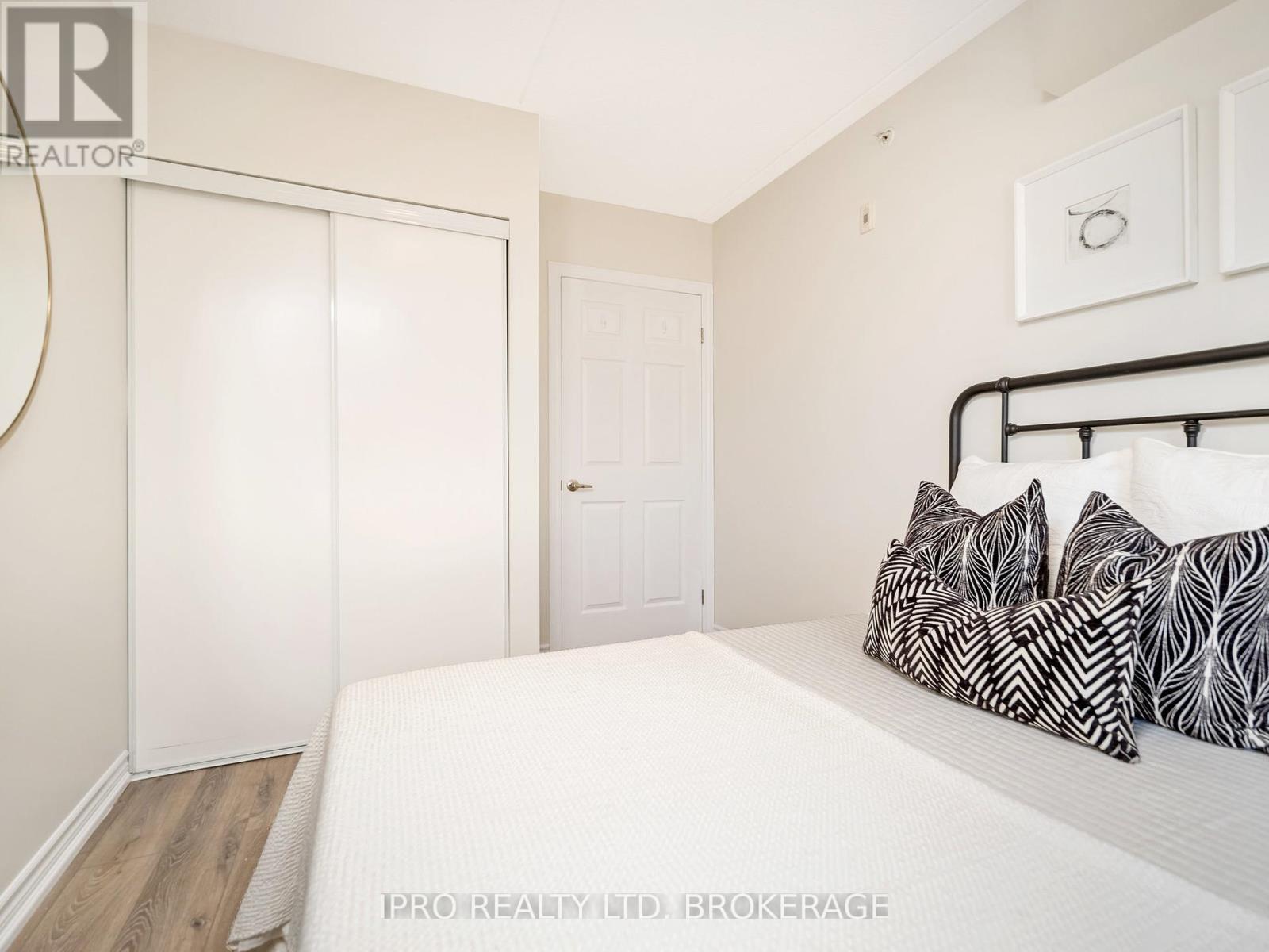 #111 -60 LYNNMORE ST, #111
