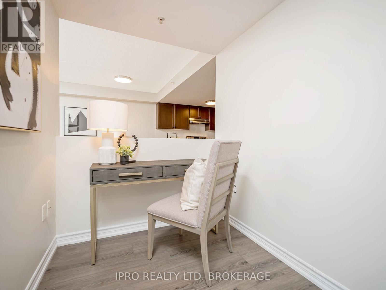 #111 -60 LYNNMORE ST, #111