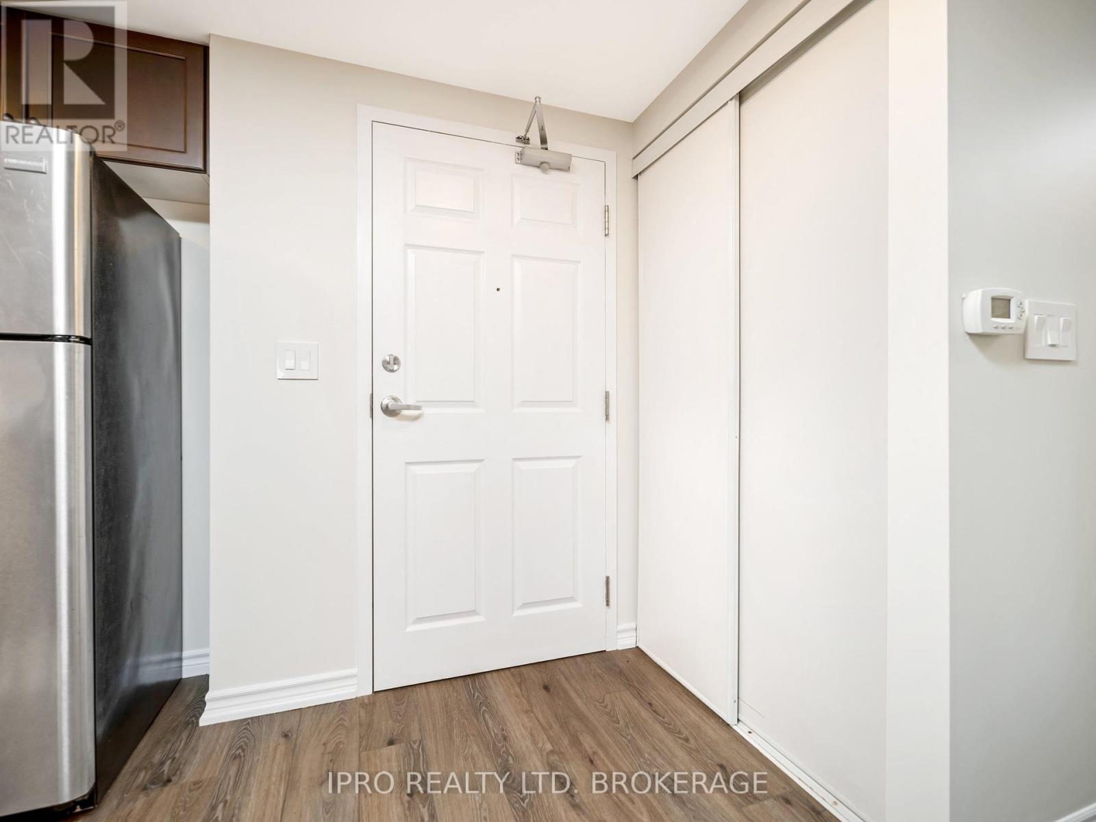 #111 -60 LYNNMORE ST, #111
