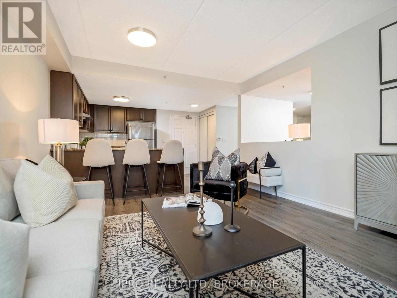#111 -60 LYNNMORE ST, #111
