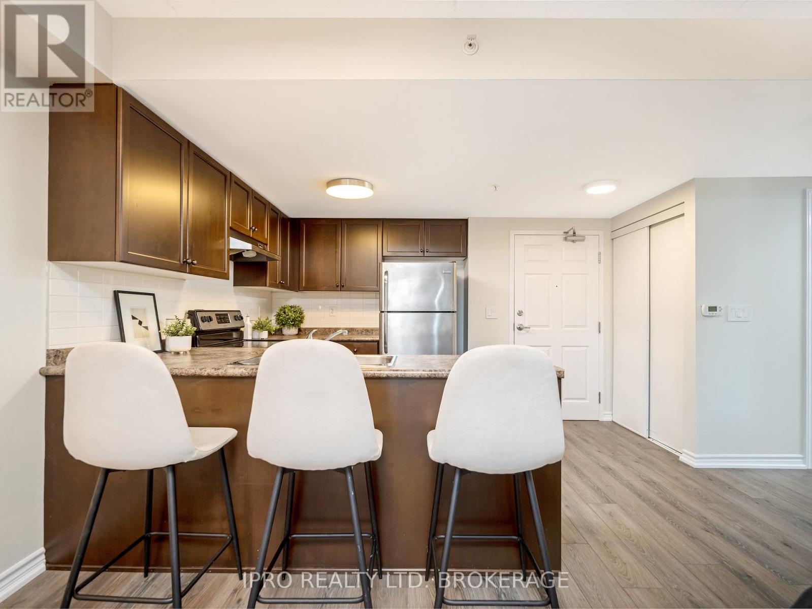 #111 -60 LYNNMORE ST, #111