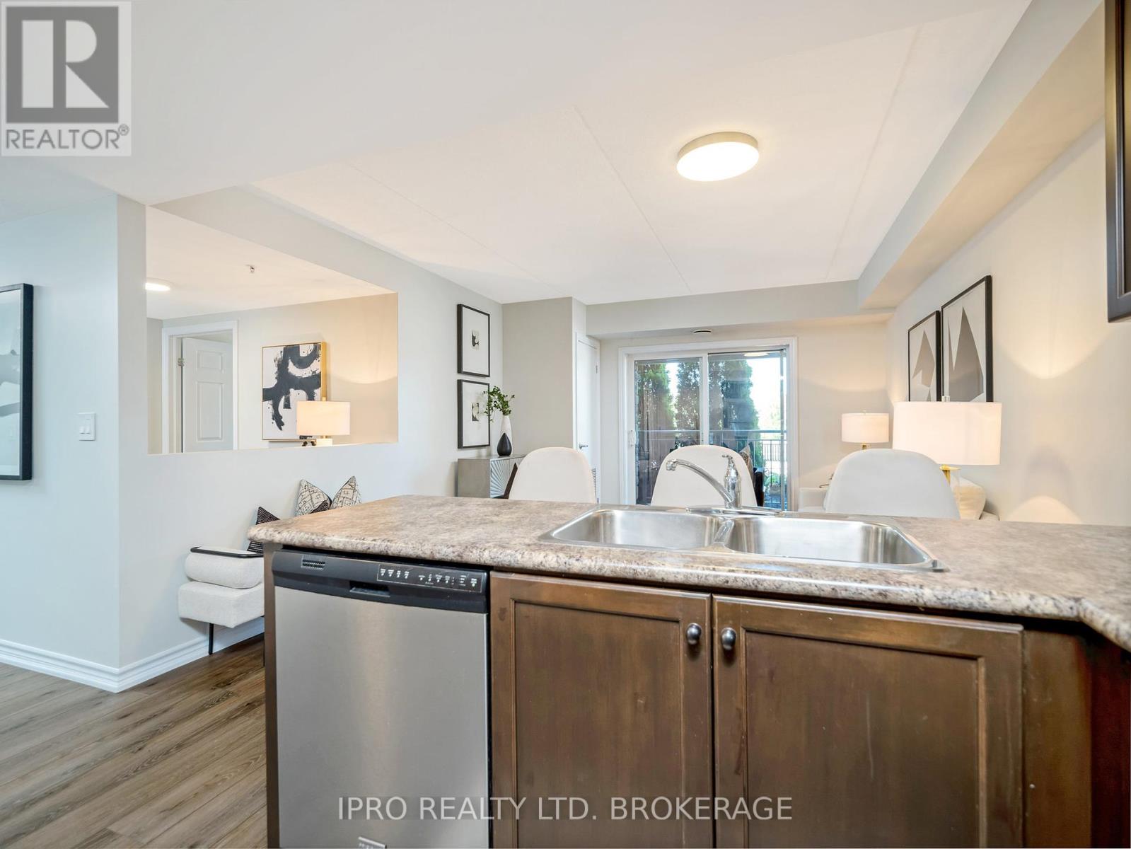 #111 -60 LYNNMORE ST, #111