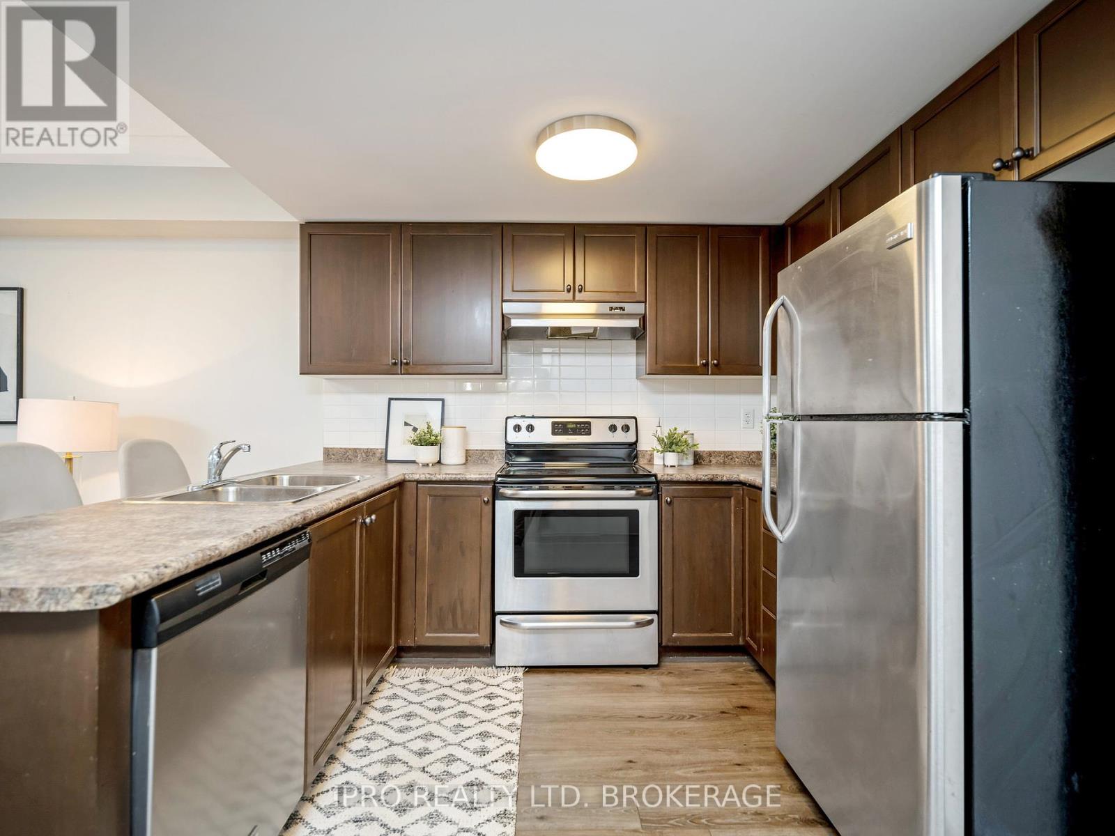 #111 -60 LYNNMORE ST, #111