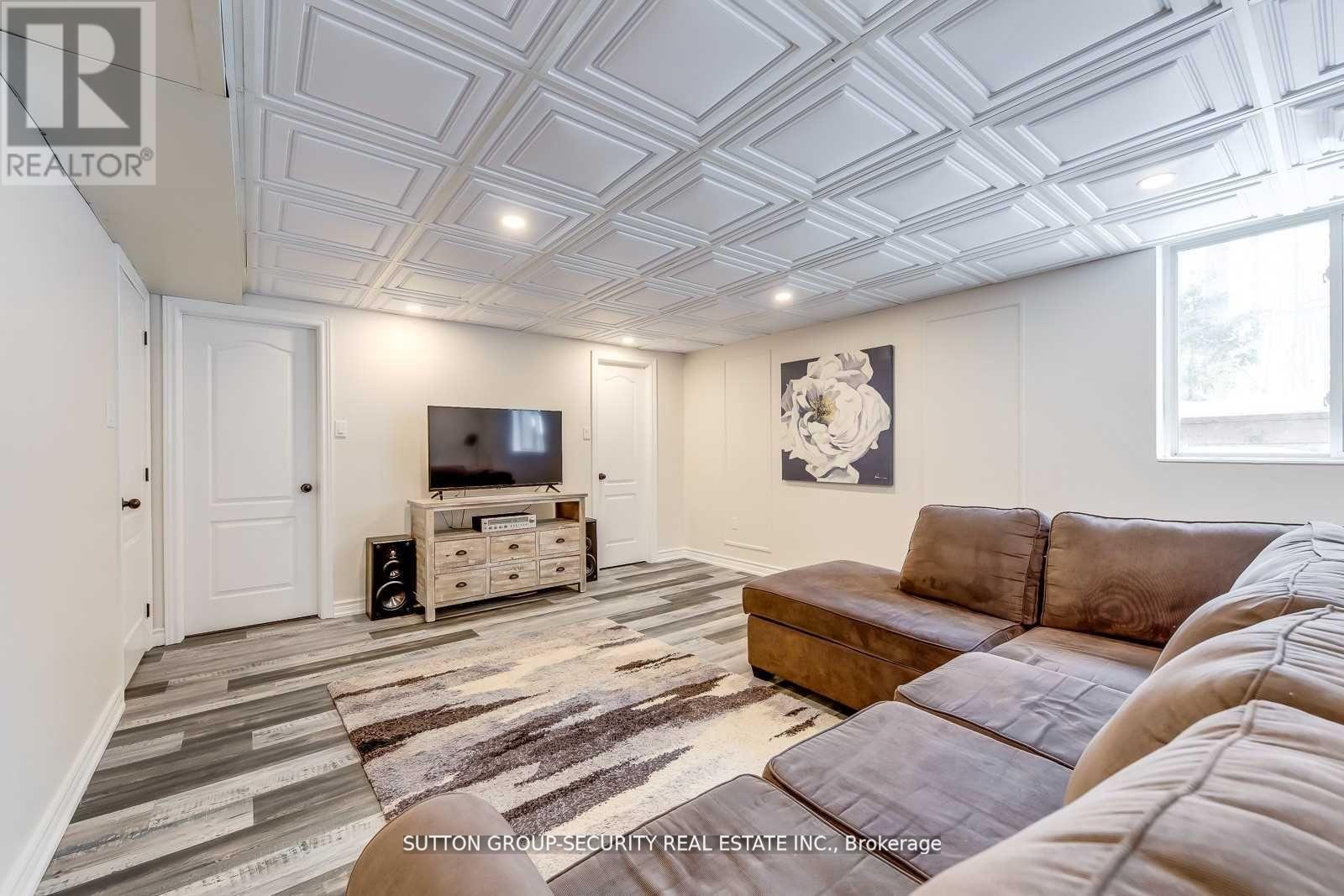 4486 WELLINGTON RD 32