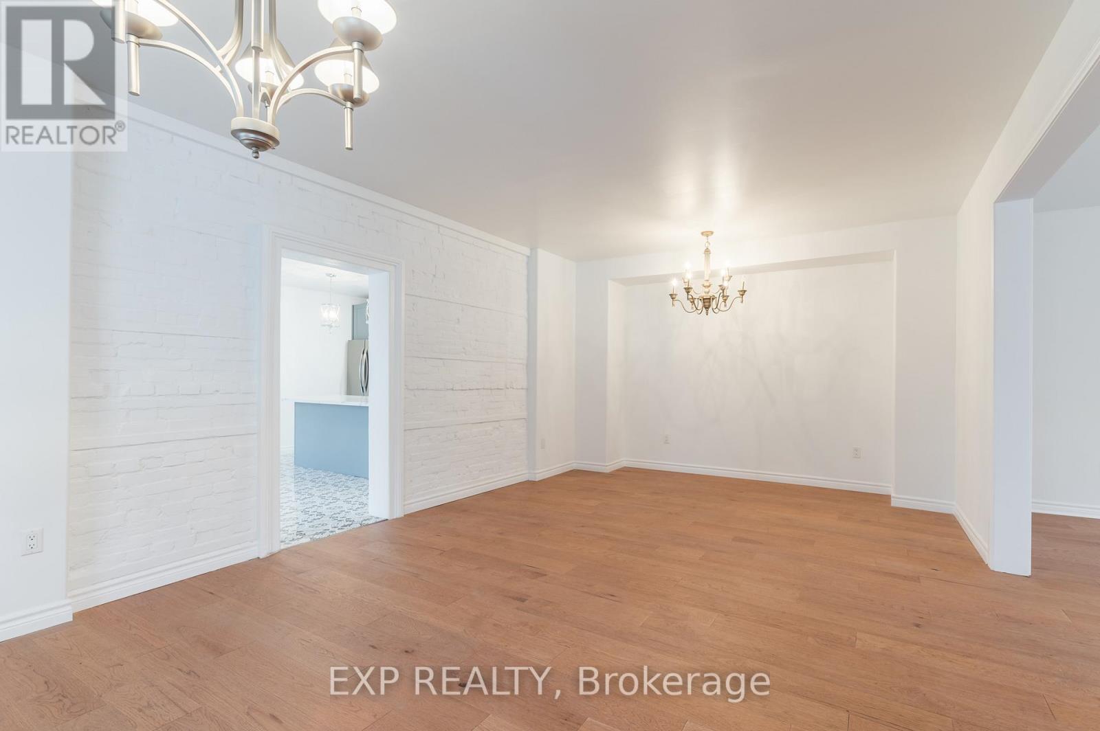 110 DUNDAS ST W