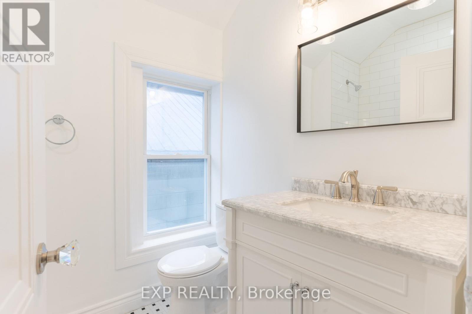 110 DUNDAS ST W