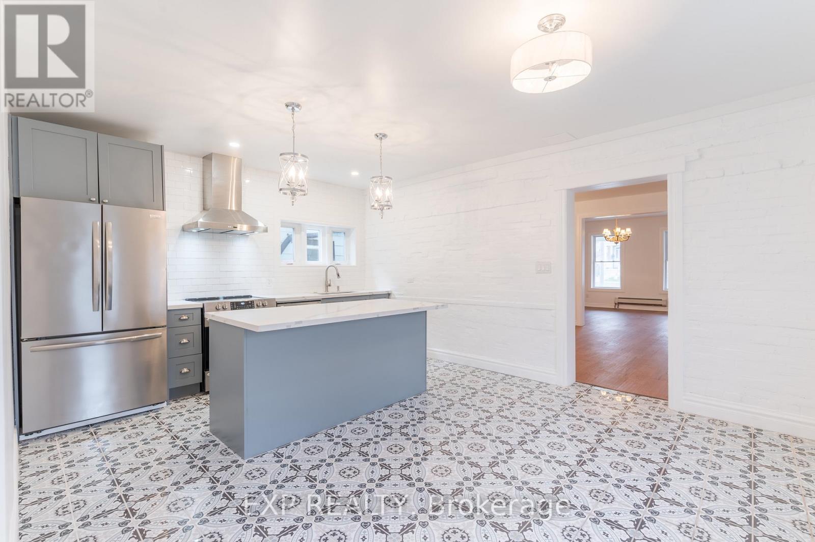 110 DUNDAS ST W