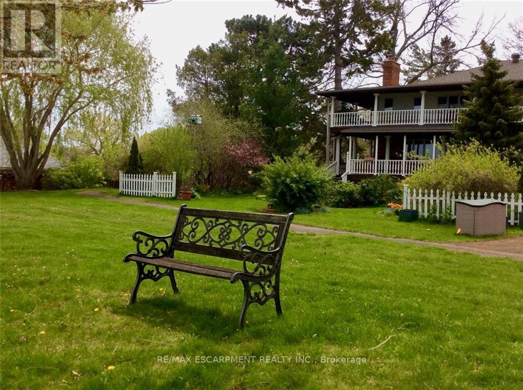 2 LAKESIDE DR