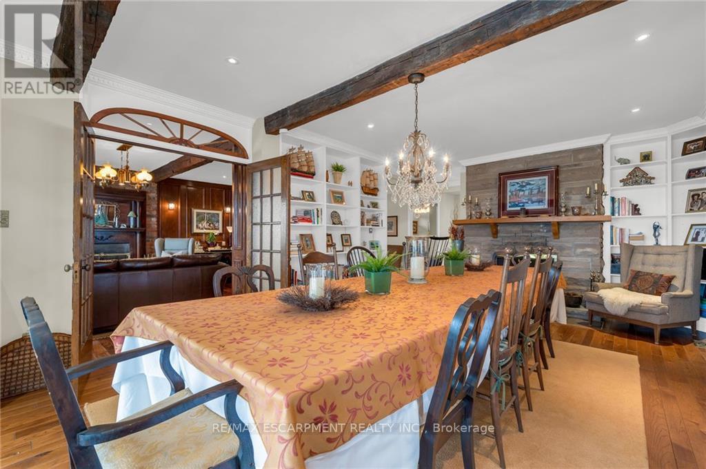 2 LAKESIDE DR