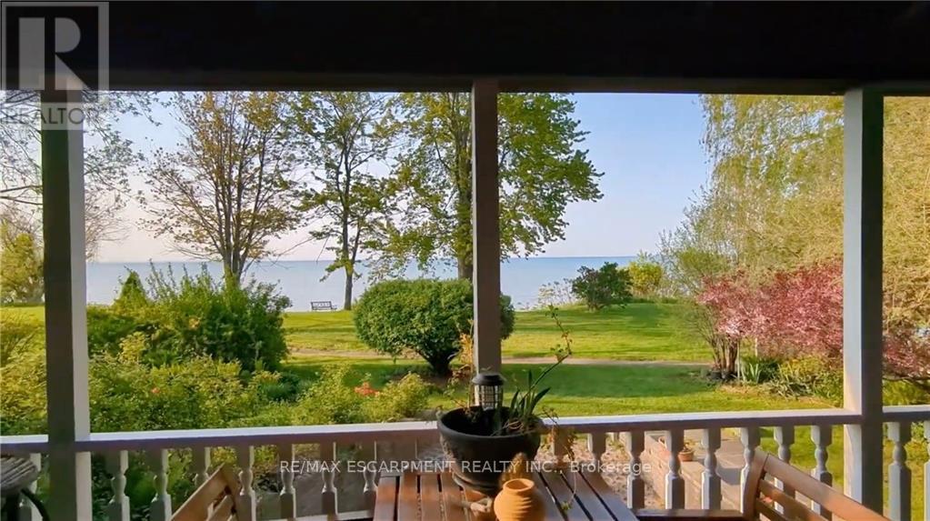 2 LAKESIDE DR