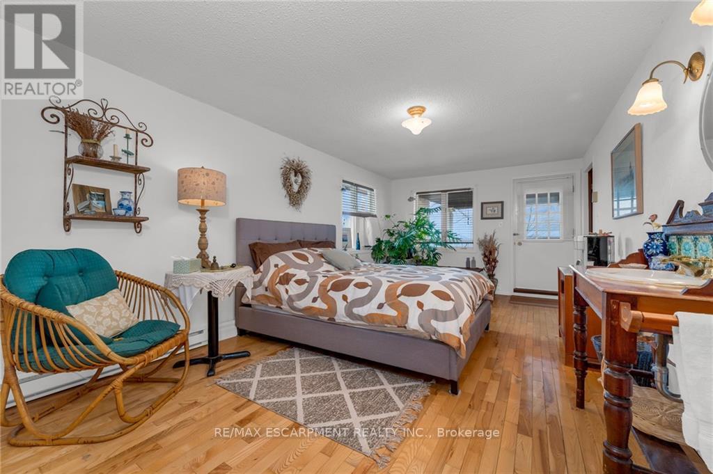 2 LAKESIDE DR