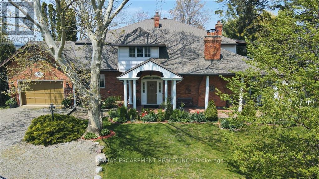 2 LAKESIDE DR