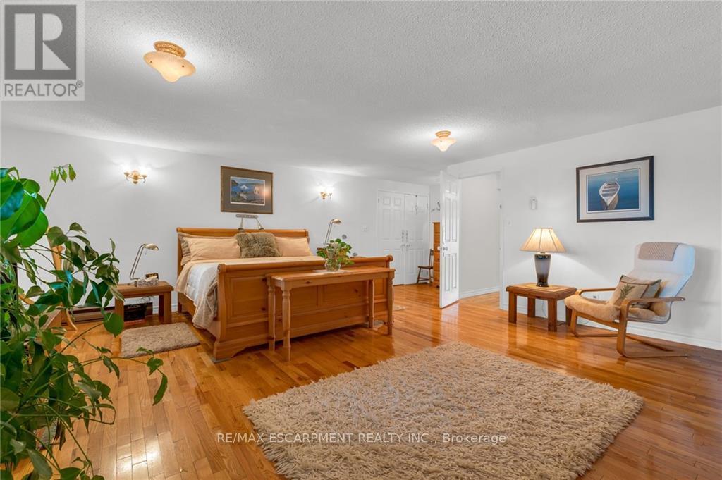 2 LAKESIDE DR
