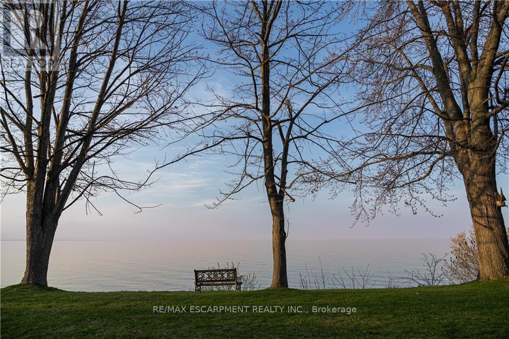2 LAKESIDE DR