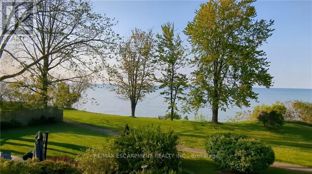 2 LAKESIDE DR