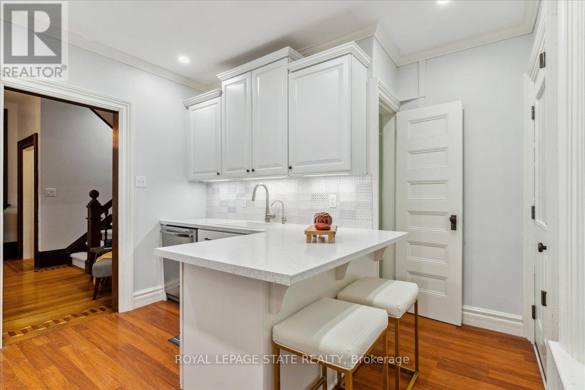 64 LORNE CRES