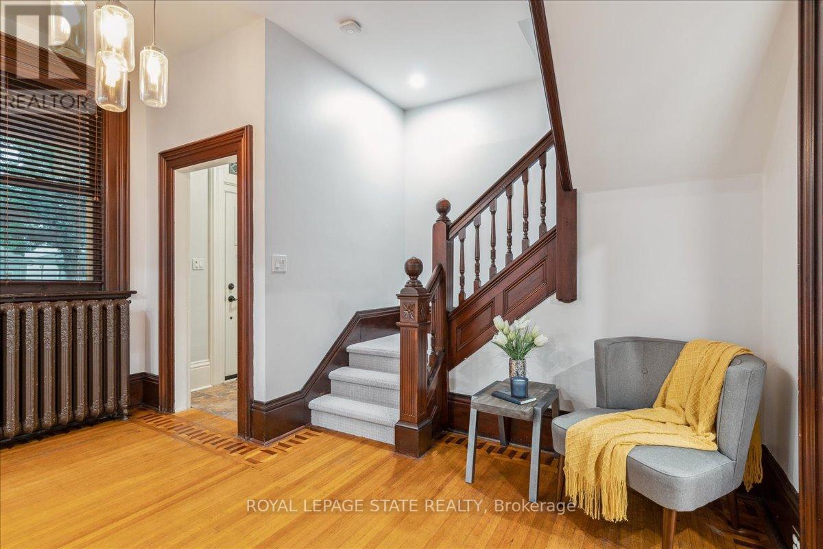 64 LORNE CRES