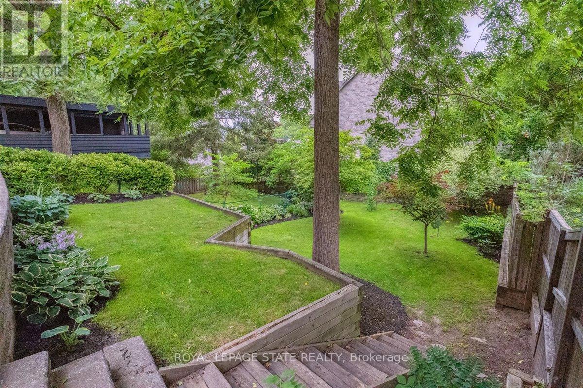 64 LORNE CRES