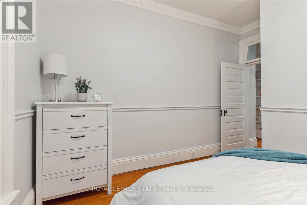 64 LORNE CRES