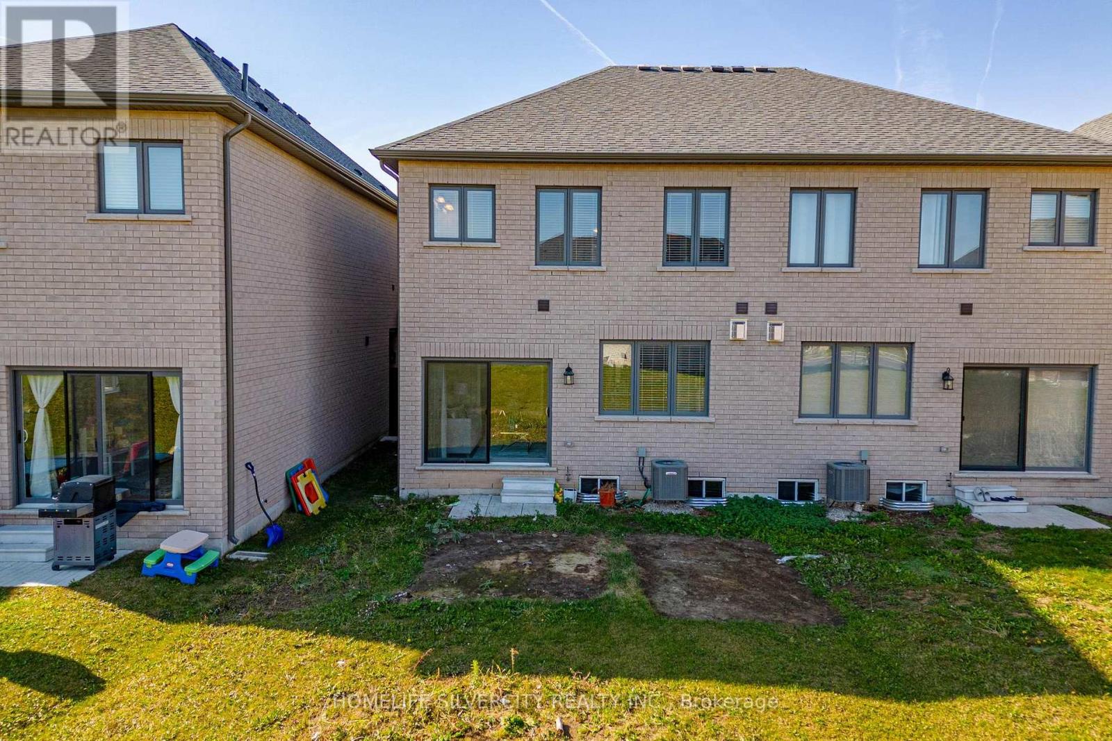 1127 EDINBURGH DR