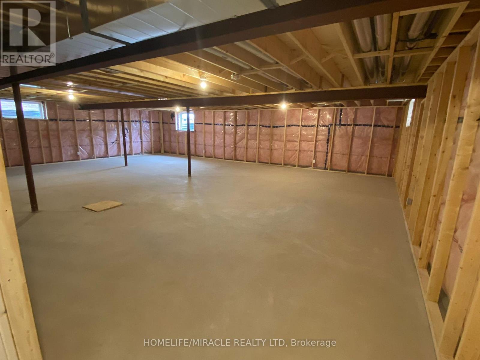 80 ESSEX DR N