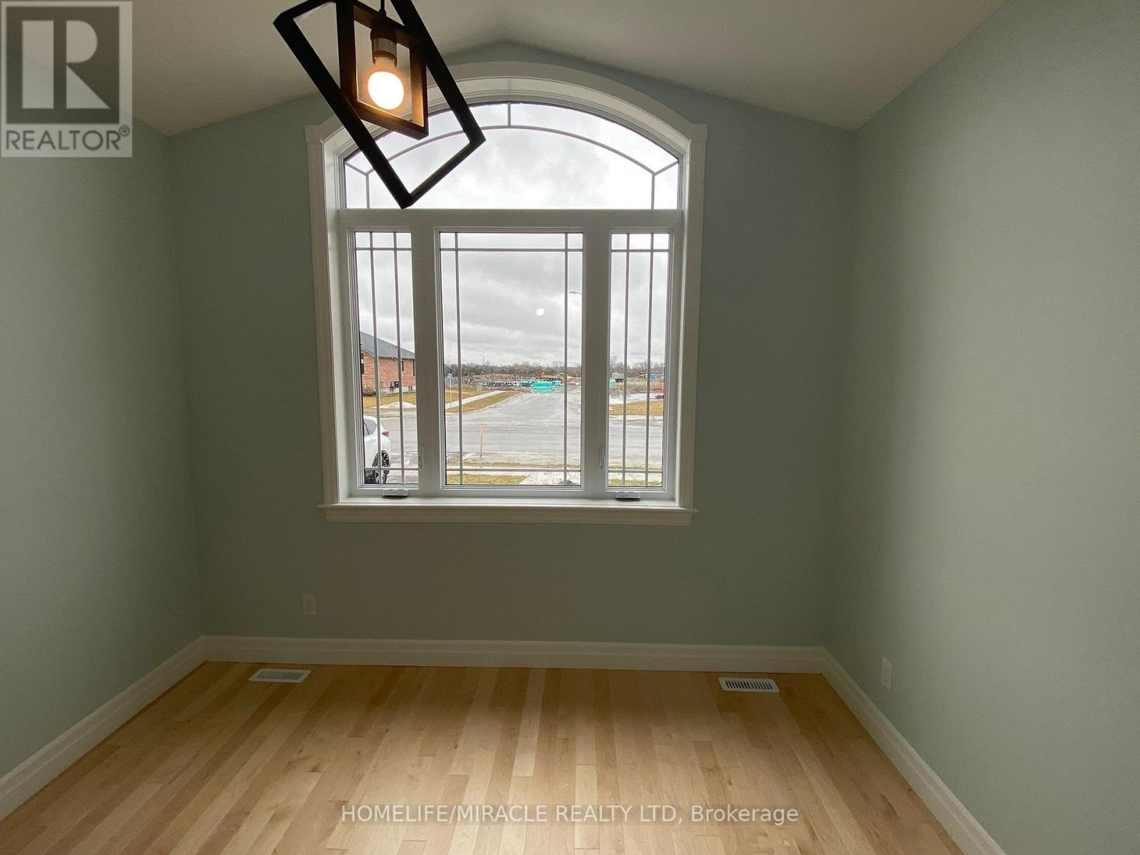 80 ESSEX DR N