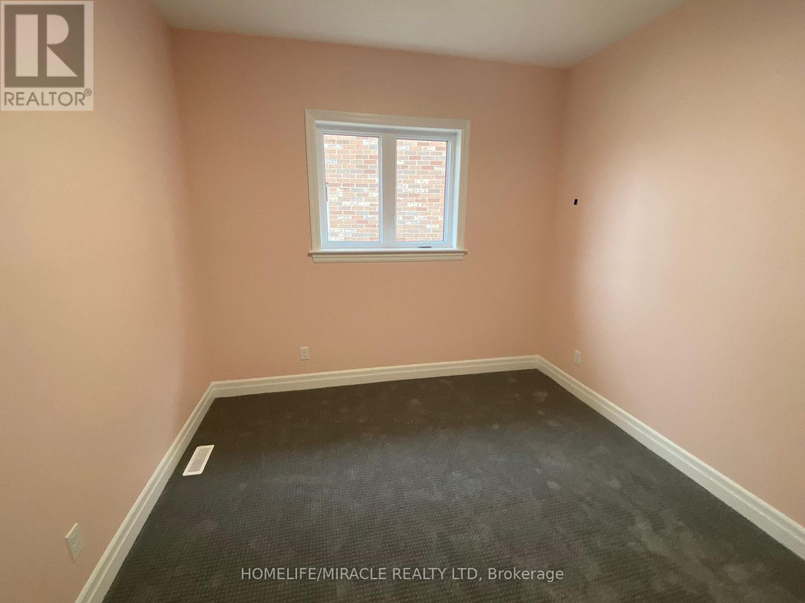 80 ESSEX DR N