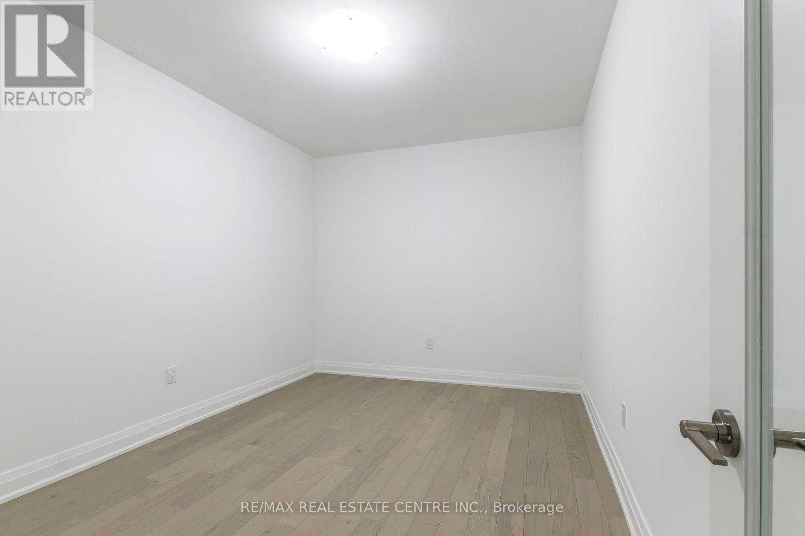 #701 -71 WYNDHAM ST S, #701