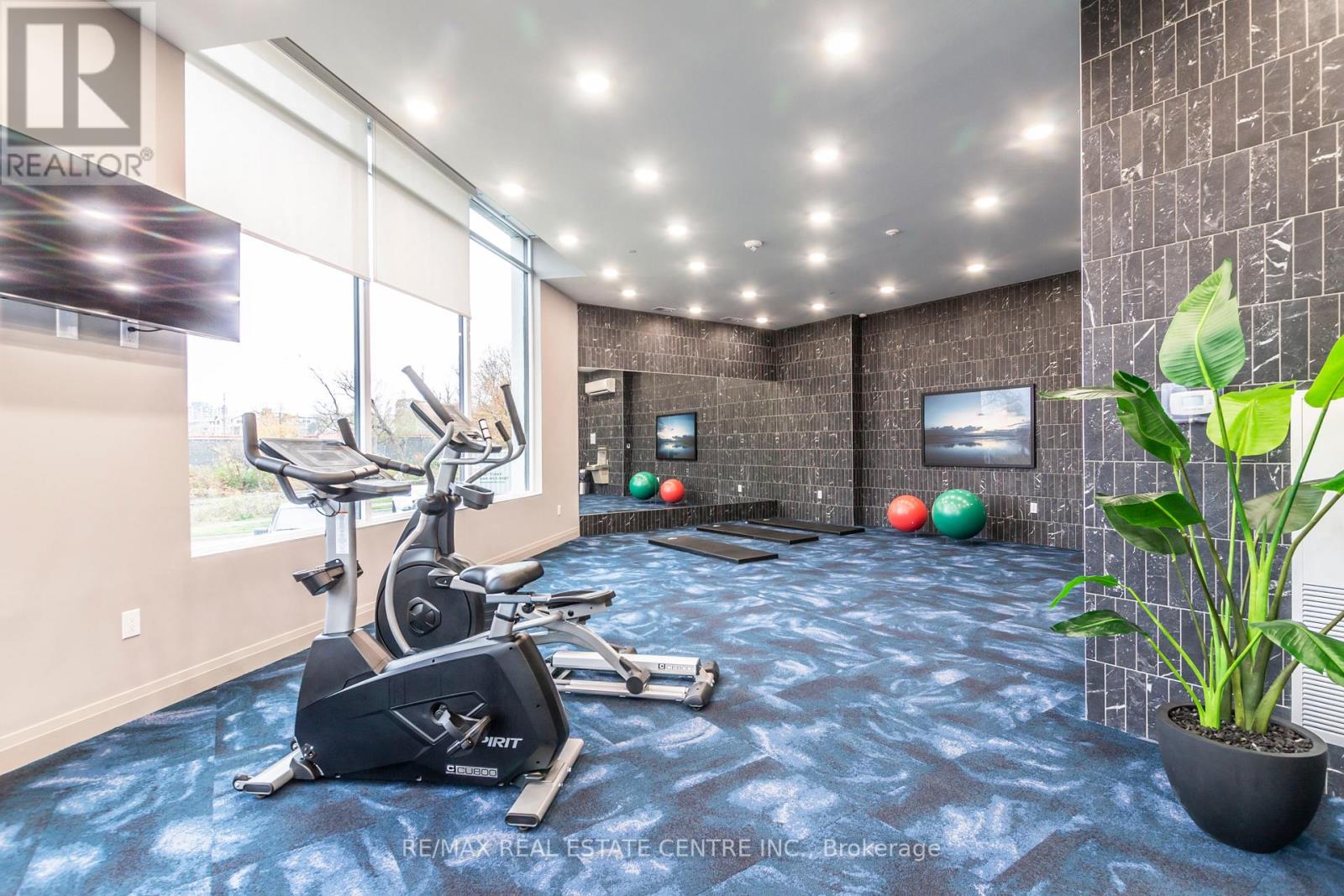 #701 -71 WYNDHAM ST S, #701