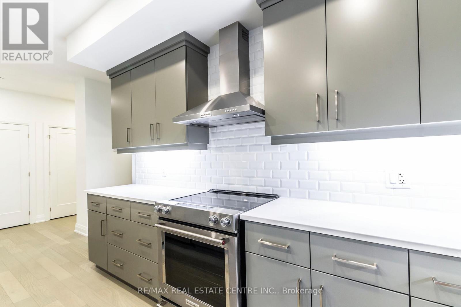 #701 -71 WYNDHAM ST S, #701