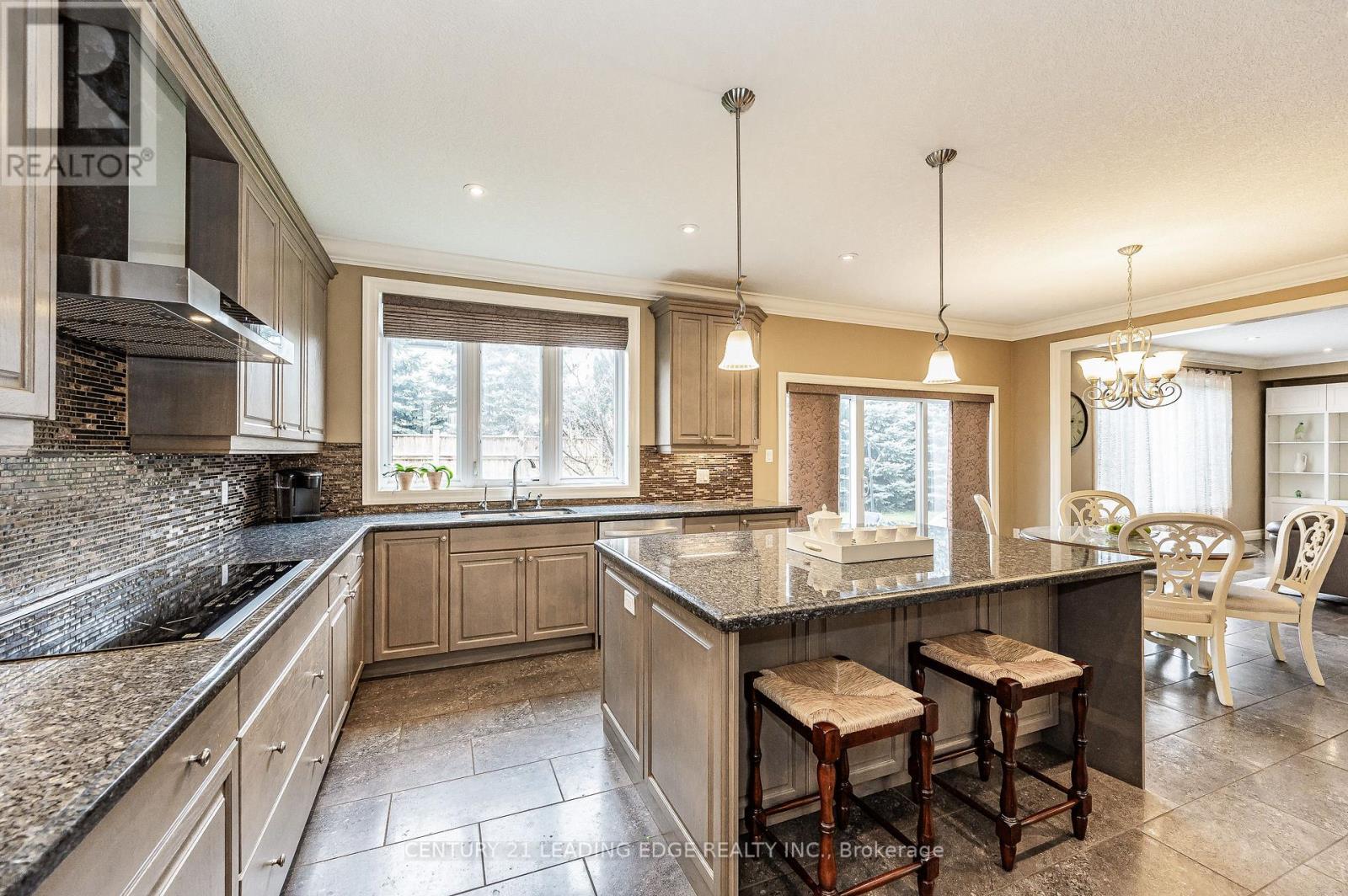 323 TERRACE WOOD CRES