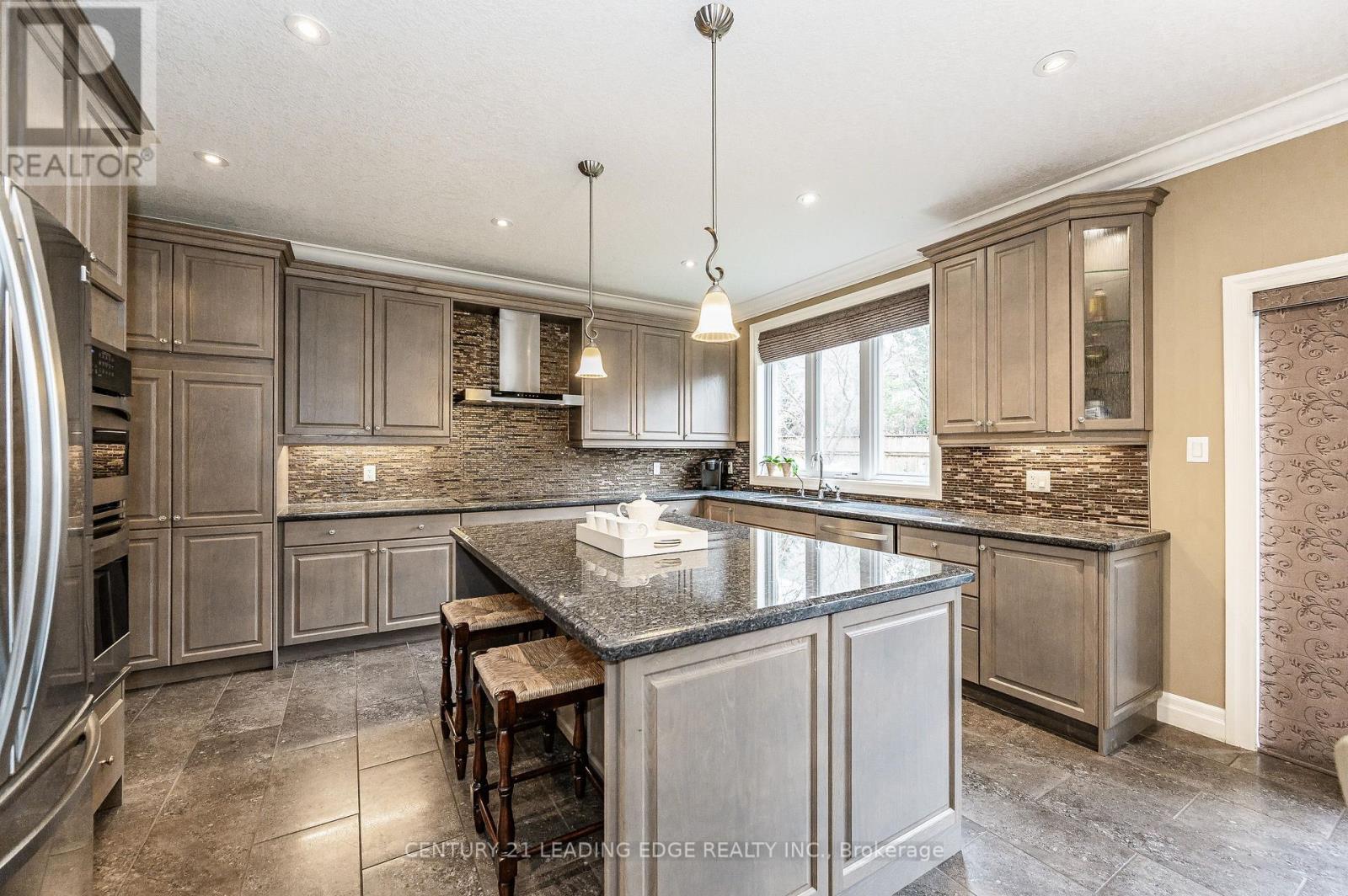 323 TERRACE WOOD CRES