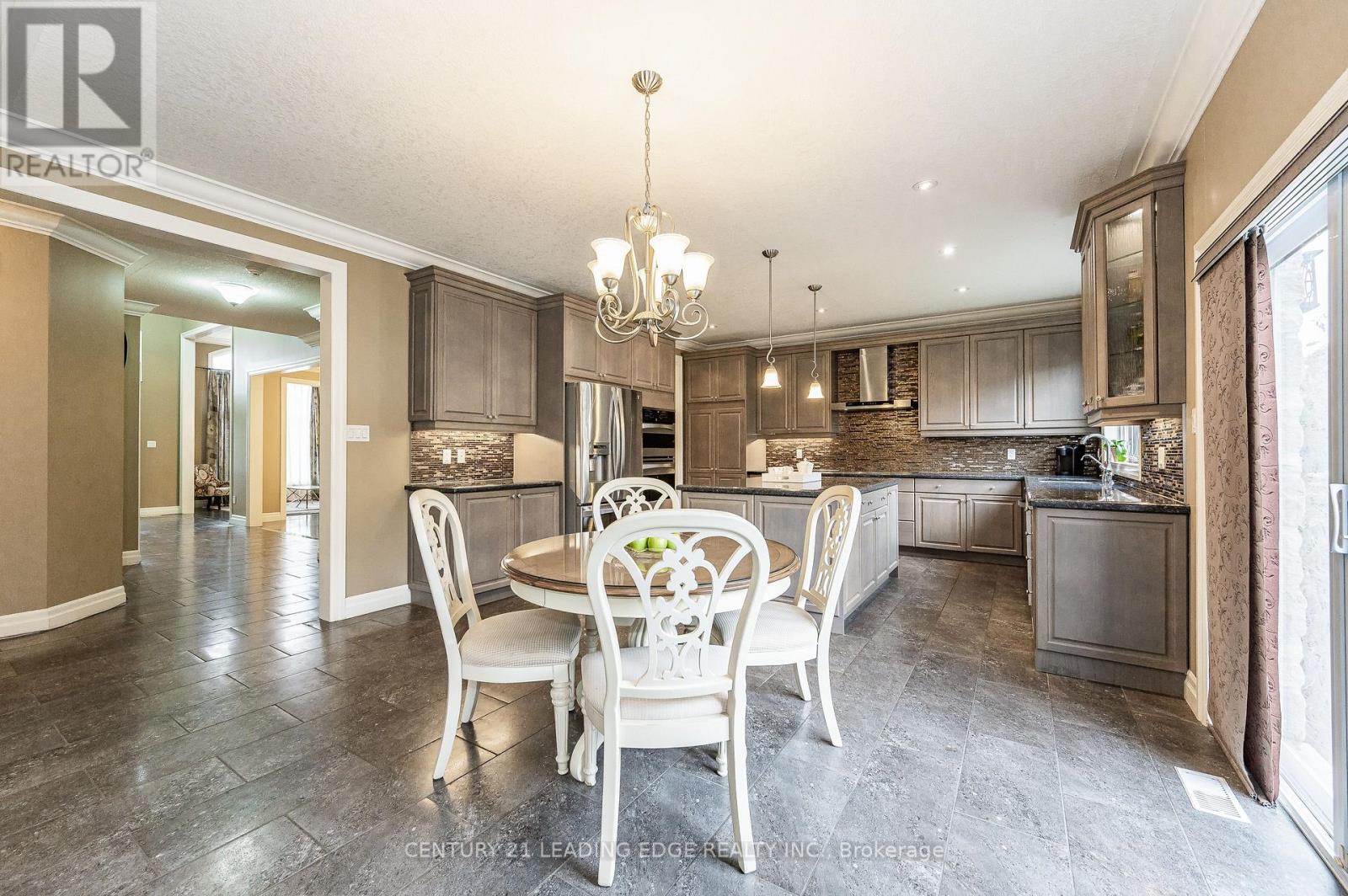323 TERRACE WOOD CRES