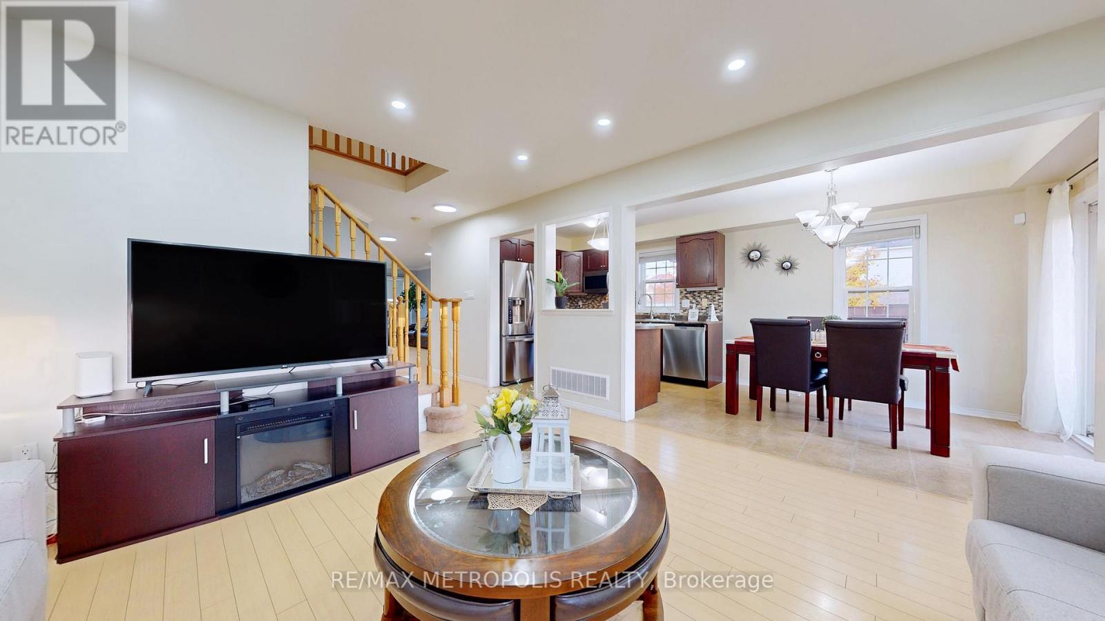 3 BLOOMINGTON DR