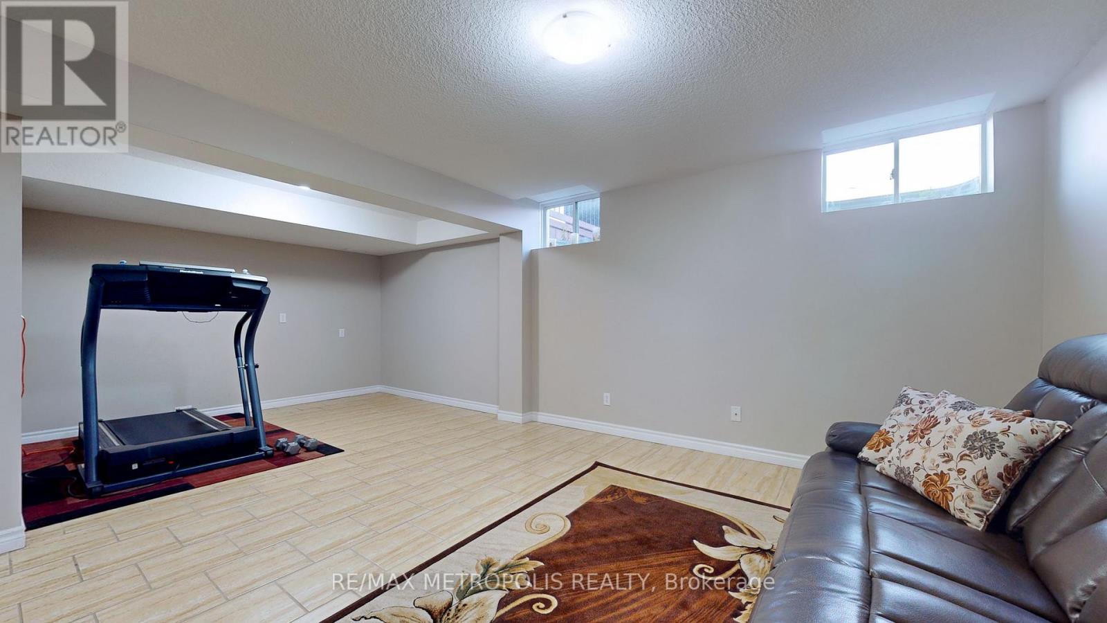 3 BLOOMINGTON DR