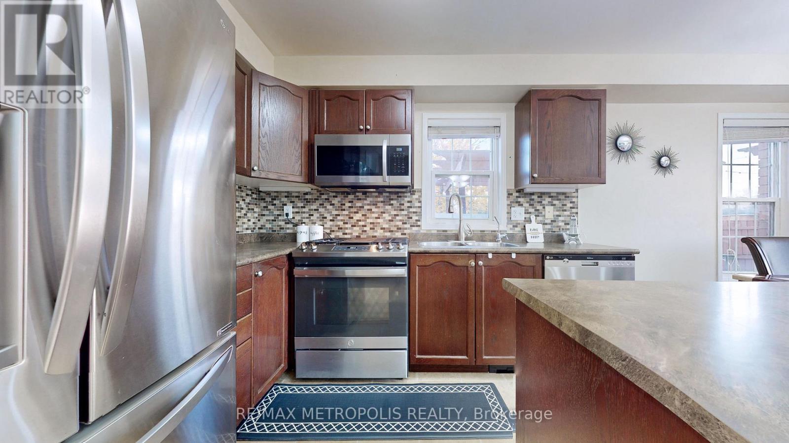3 BLOOMINGTON DR
