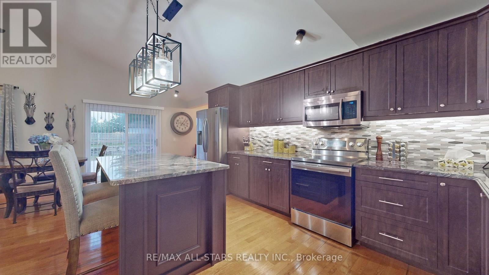 20 HILLTOP CRT