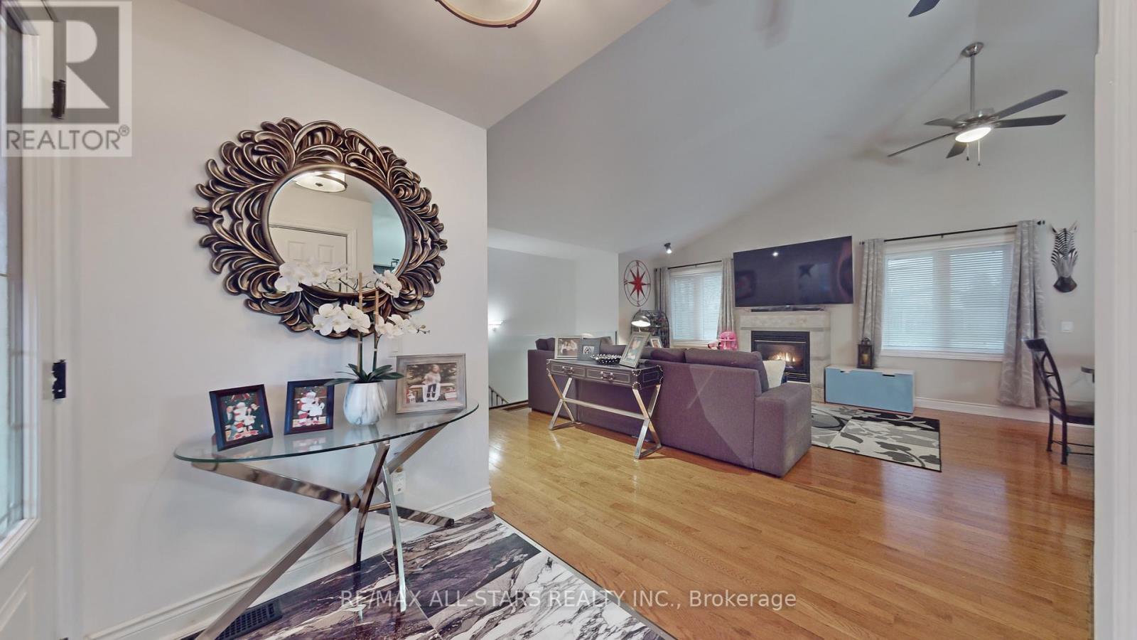 20 HILLTOP CRT