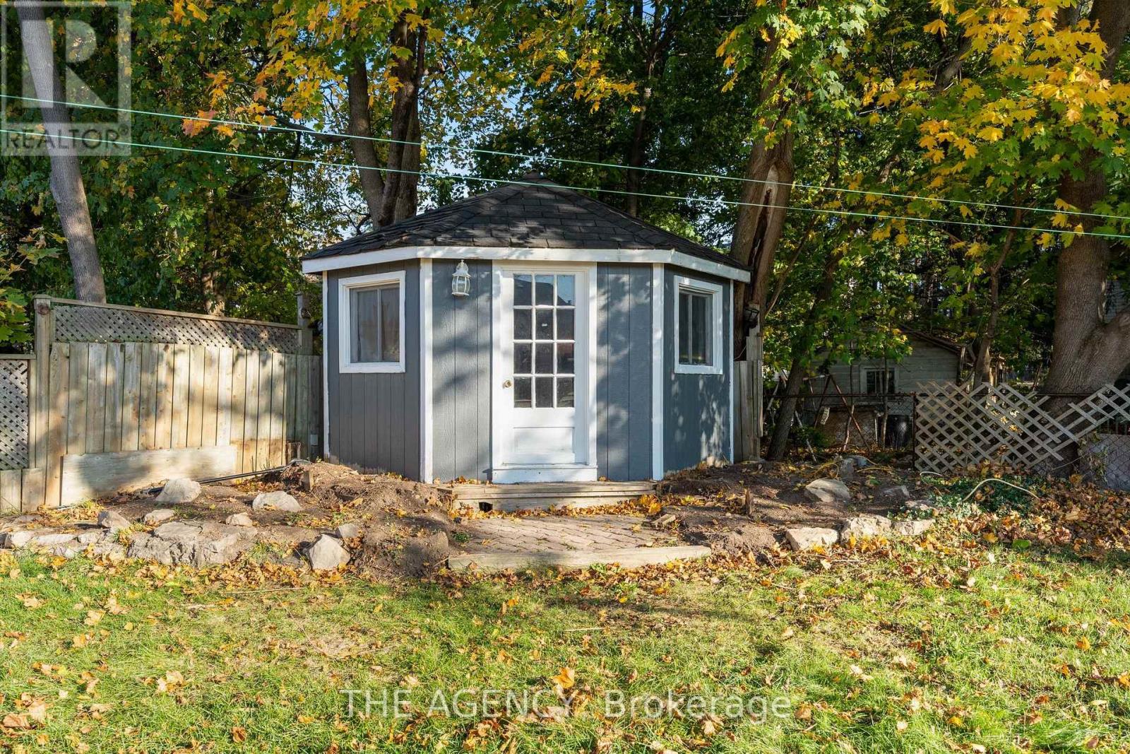 64 RIDGEWOOD DR