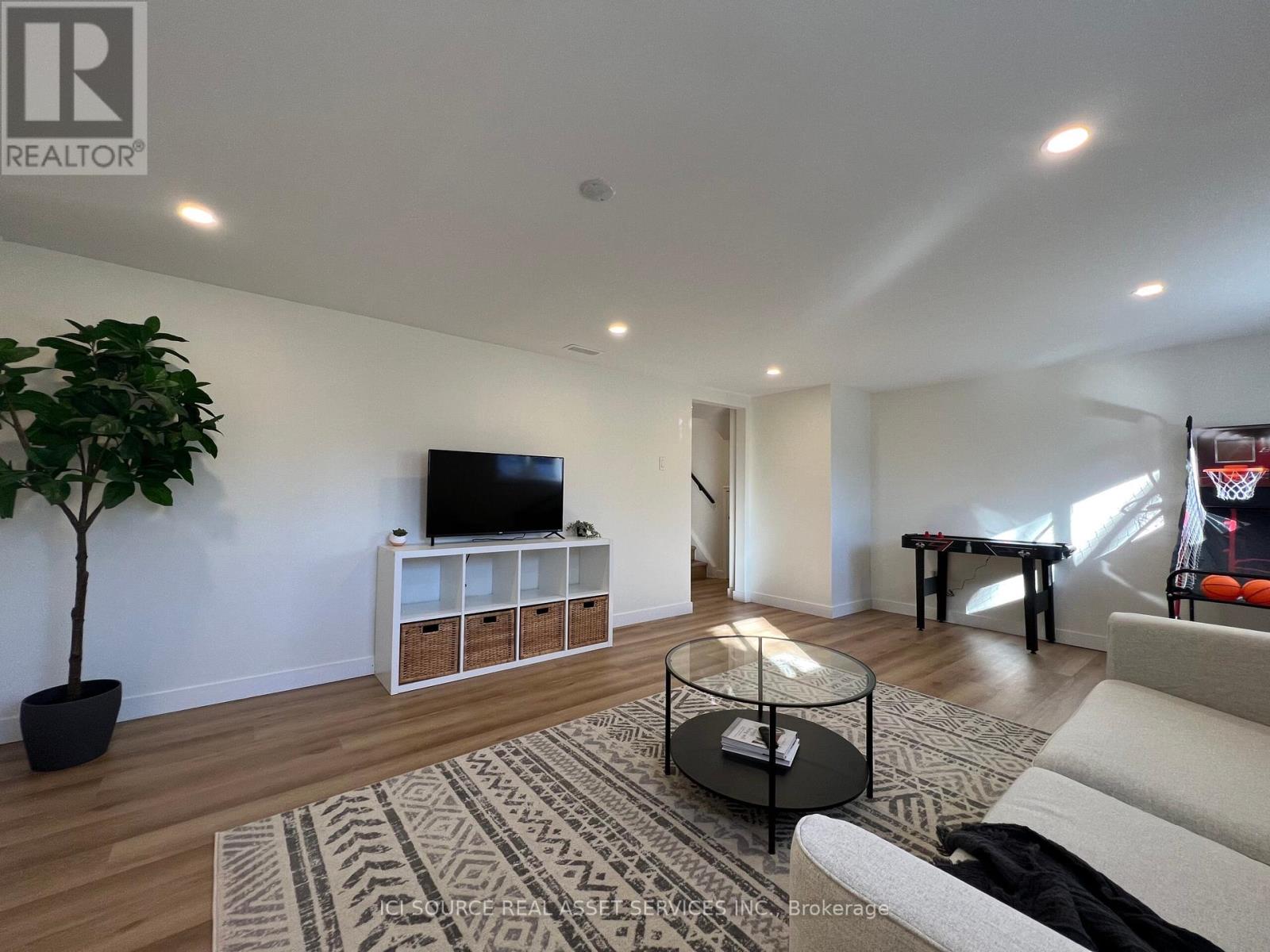 2745 DRAPER AVE