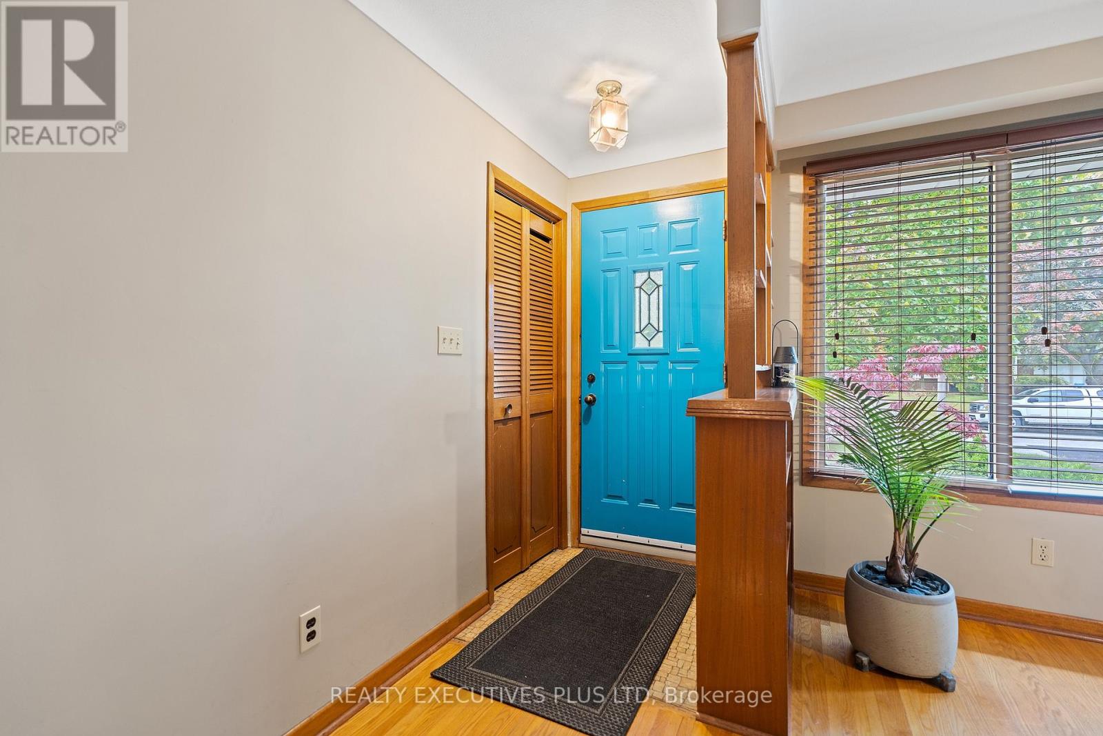 10 PRINCE PHILIP DR W
