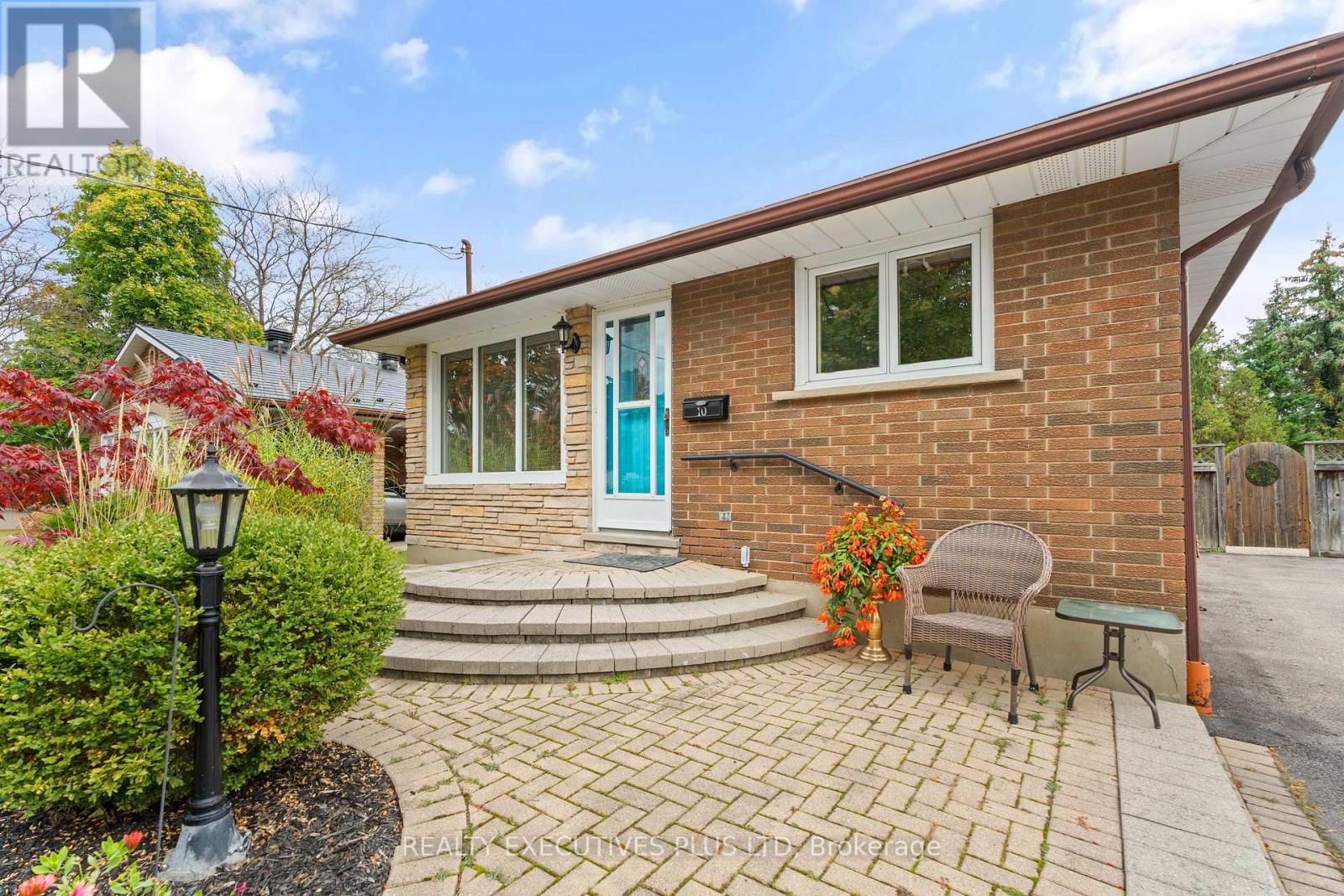 10 PRINCE PHILIP DR W